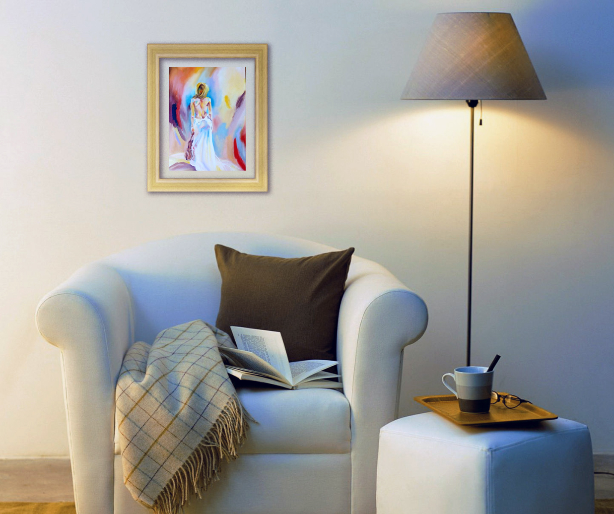 Une petite photo au dessus du fauteuil dans le salon