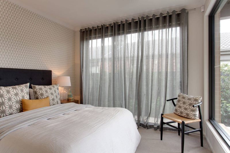 Intérieur de la chambre avec des rideaux gris clair