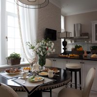 L'intérieur de la cuisine-salon avec deux fenêtres