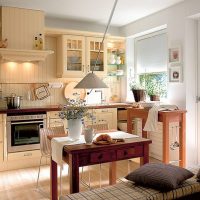 Intérieur cuisine-salon avec balcon