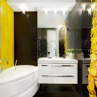 Couleur jaune à l'intérieur de la salle de bain