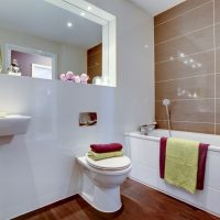 Carrelage marron dans la salle de bain