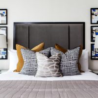 Oreillers décoratifs dans la conception de la chambre