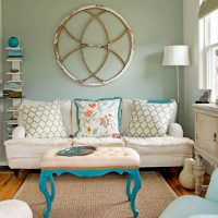 Canapé blanc avec des coussins décoratifs