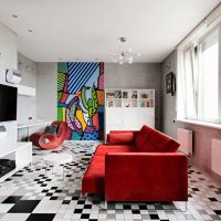 Canapé rouge dans la maison de panneau appartement salon