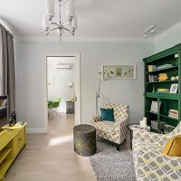 Armoire verte avec tablettes ouvertes