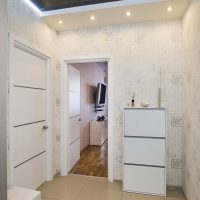 Plafond noir à l'intérieur du couloir