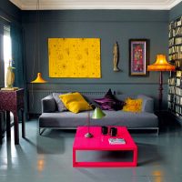 Peinture jaune sur mur gris