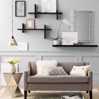 Étagères ouvertes pour les décorations sur le mur du salon