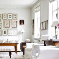 Salon design avec deux fenêtres