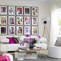 Collection de peintures sur un canapé blanc