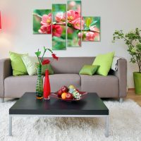 Lumineux tableau modulaire sur un canapé gris