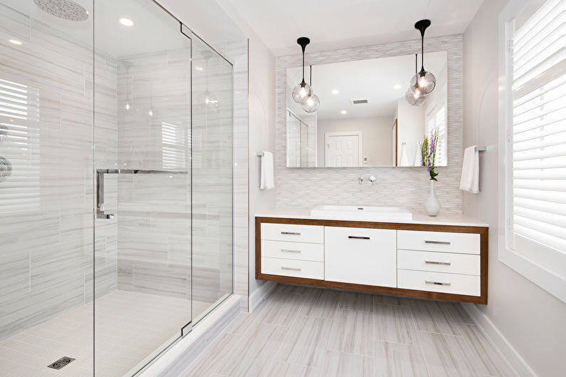 Deux suspensions au-dessus d'un grand miroir de salle de bain