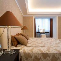 Design de chambre chic avec balcon