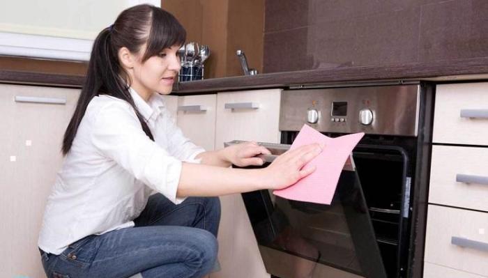 Nettoyage de cuisinière à gaz.