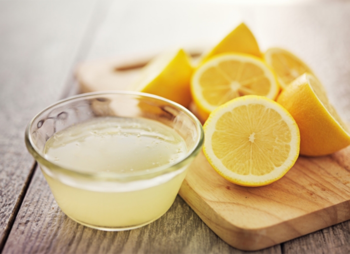 Nettoyage du réfrigérateur avec du jus de citron.