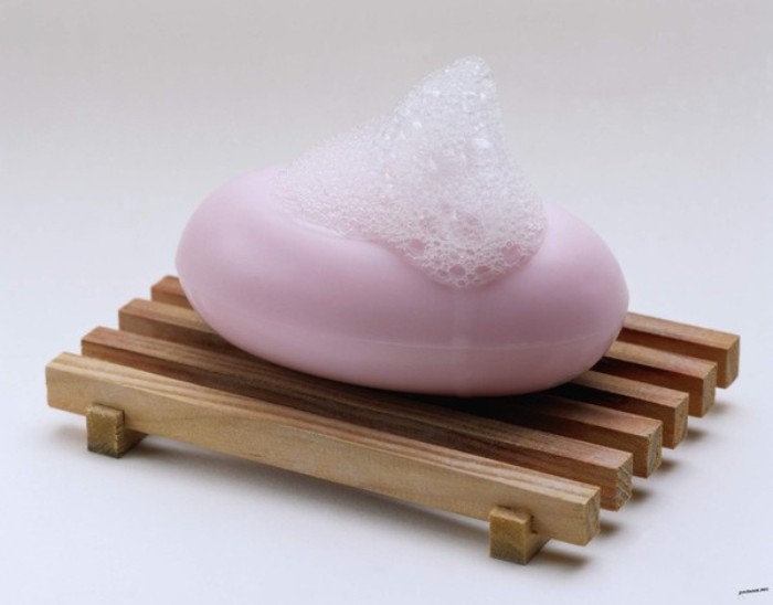 Solution de savon pour nettoyer le réfrigérateur.