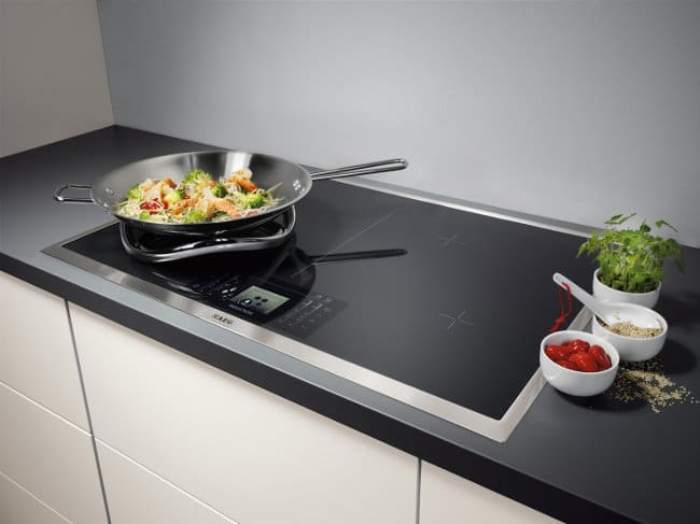 Cuisiner dans la cuisine.