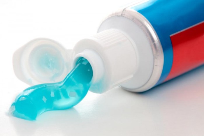 Dentifrice pour laver le réfrigérateur.