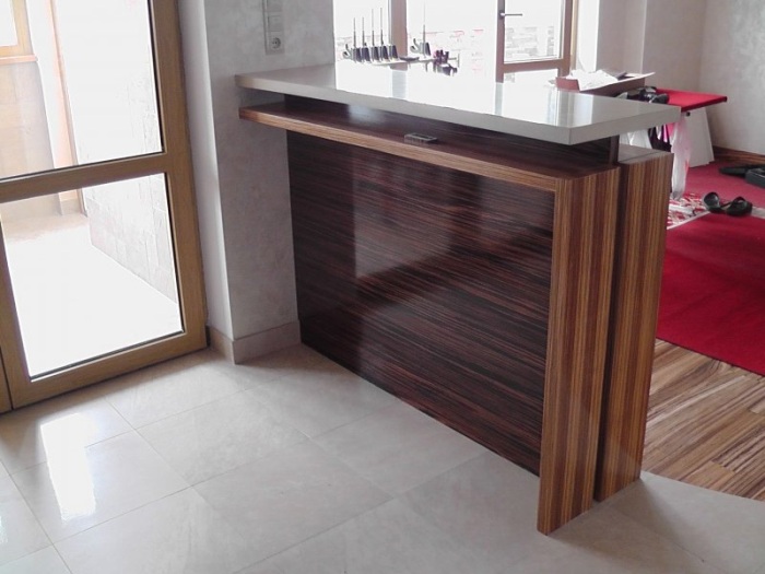 Comptoir de bar en bois.
