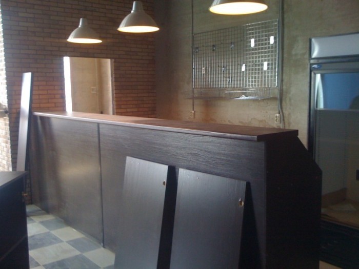 Comptoir de bar en aggloméré.