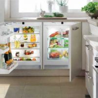 Frigo sous la fenêtre.