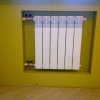 Radiateur sous la fenêtre.