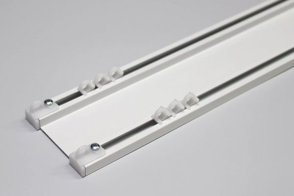 La nouvelle technologie utilisant des profils vous permet de fixer la tringle à rideau au plafond.