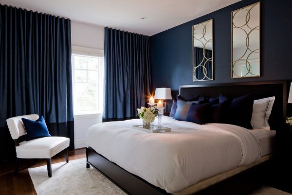 Pour la chambre à coucher, il est préférable de choisir des rideaux d'obscurcissement sombre qui aideront à protéger un rêve sensible du soleil.
