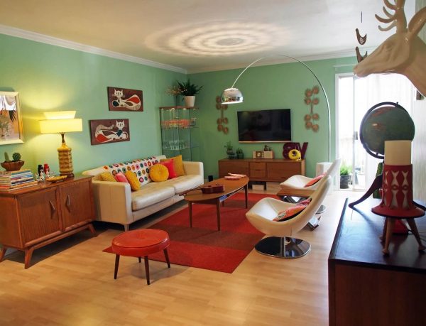 Dans les intérieurs de 2019, les tendances des années 1970 sont populaires. Cela signifie que les couleurs vives (notamment le rouge, l'orange et le bleu), les combinaisons contrastées, le mobilier informel et l'abondance de divers éléments décoratifs sont maintenant à la mode.