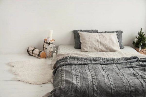 Plaids. Non seulement chaud en soirée d'hiver, mais rend également l'intérieur plus simple, doux et chaleureux.