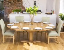 Les tables ovales plus souvent que les autres sont présentées comme des modèles coulissants. Par conséquent, les trouver ne sera pas aussi difficile que cela puisse paraître