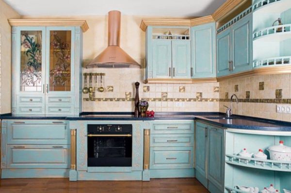 Une fois les meubles assemblés, ils sont ensuite imprégnés de peintures et de vernis spéciaux. Si la fabrication a été réalisée en MDF, les accessoires sont immédiatement installés.