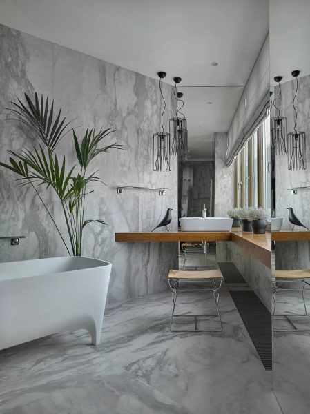 La combinaison de matériaux naturels donne vie à l’intérieur moderne de l’appartement et peut être combinée à bien des égards.